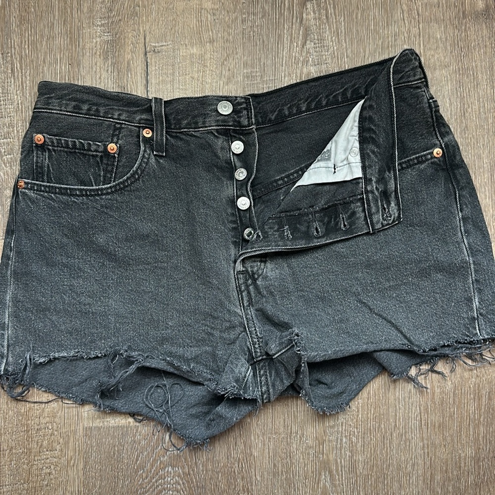 Women’s Levi 501 shorts with full button fly - size 31